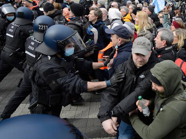 German Police Clash With Anti-Lockdown Protesters