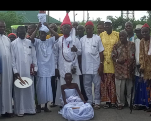 HRM Awarieta, Osuivie and Kingmaker of Ahavwa family, Olorogun Michael Ohwofaria and others celebrating Eharikpo festival