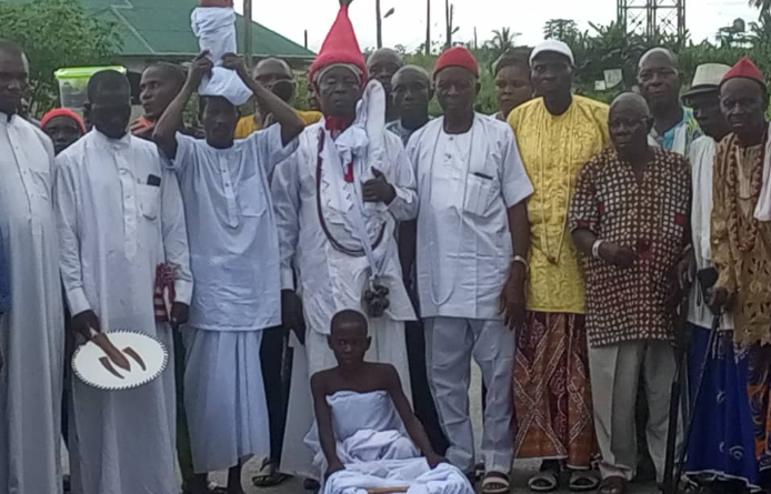 HRM Awarieta, Osuivie and Kingmaker of Ahavwa family, Olorogun Michael Ohwofaria and others celebrating Eharikpo festival